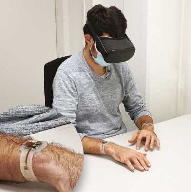 Mensch mit VR-Brille und Sensorikarmband