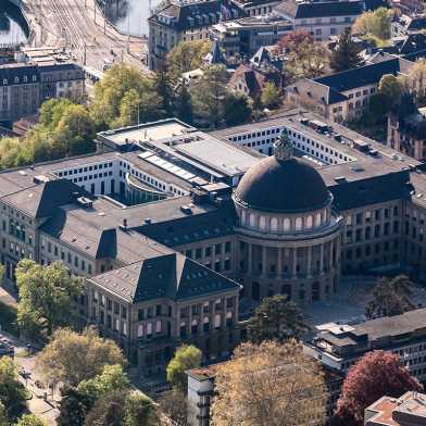 Luftaufnahme des Hauptgebäudes der ETH Zürich