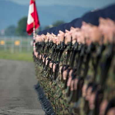 Soldaten der Schweizer Armee in Reih und Glied
