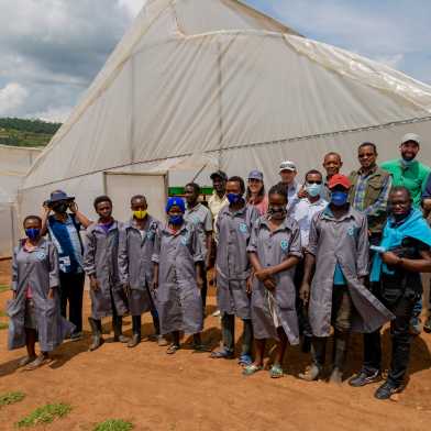 Gruppenfoto Runres-Team in Ruanda vor einem weissen Zelt