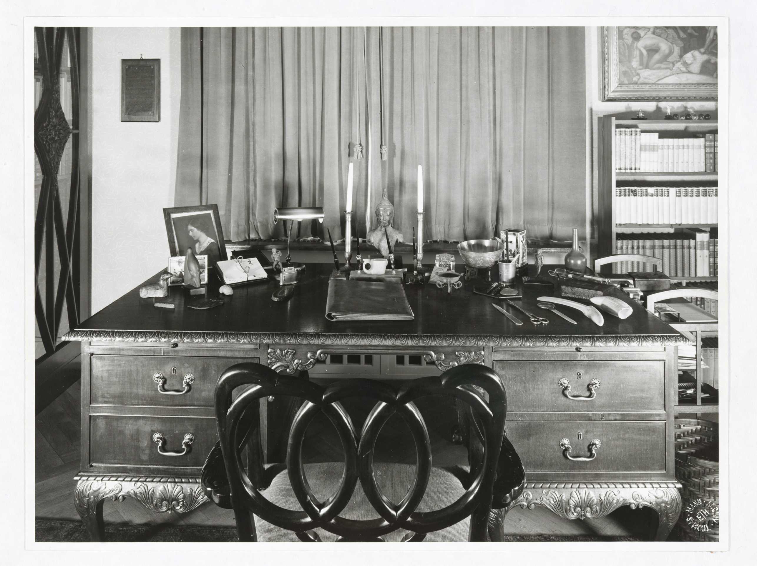 Vergrösserte Ansicht: Altes schwarz-weiss Foto des berühmten Schreibtischs von Thomas Mann