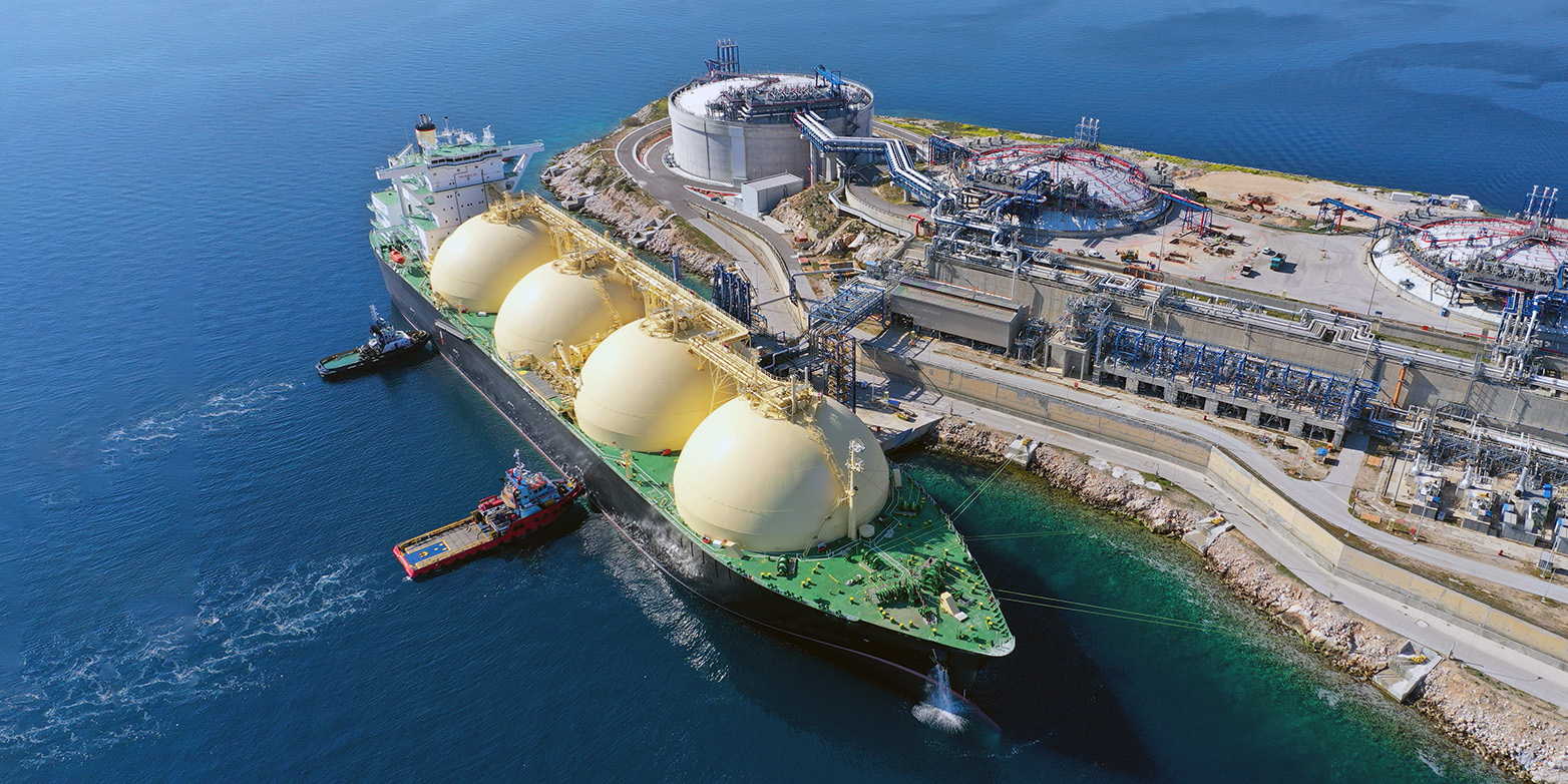 Hafen mit einem LNG Tanker.