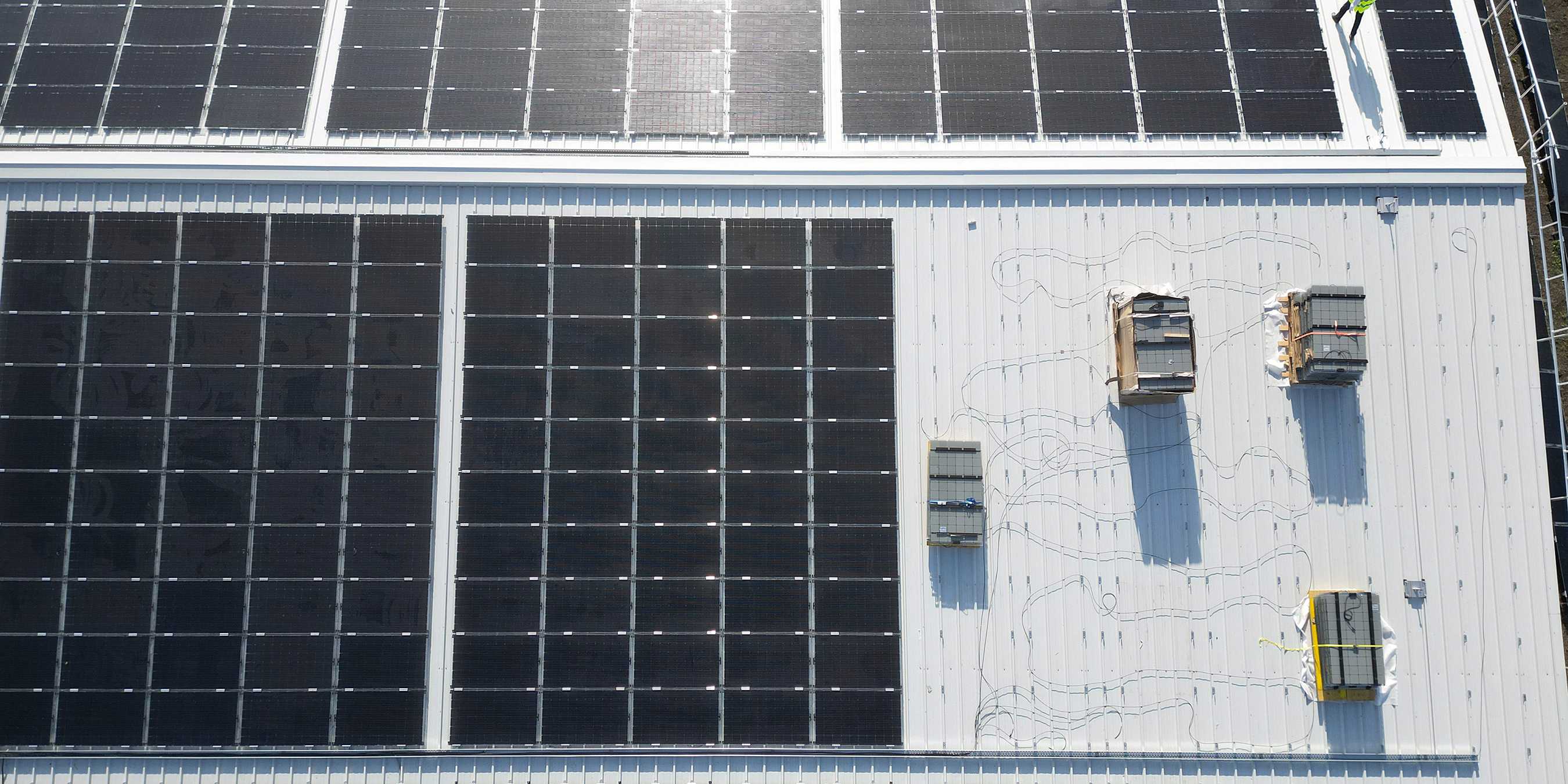 Solarzellen aus der Vogelperspektive auf einem Dach.