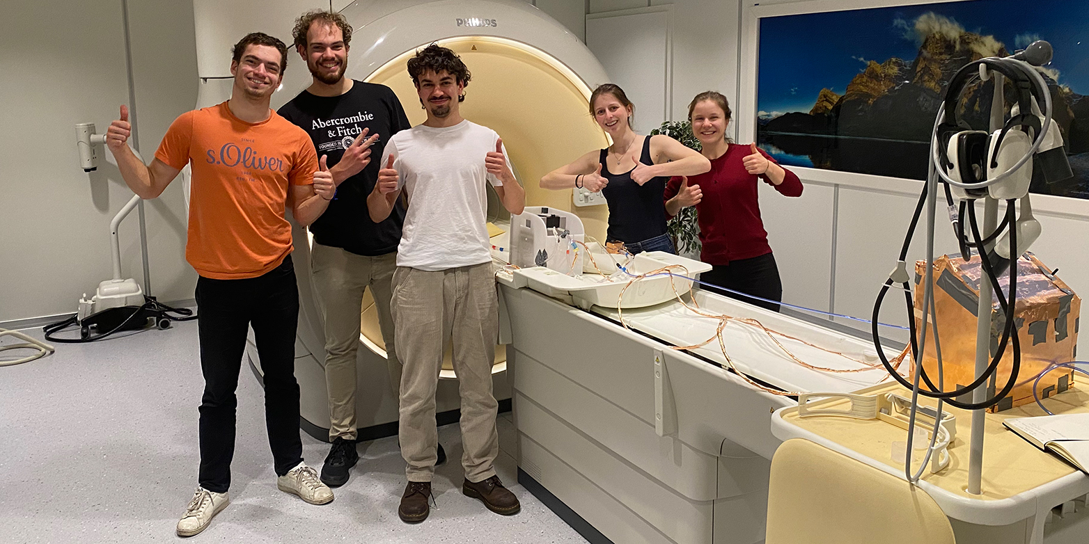 Vergrösserte Ansicht: Studierende des Projekts Bypulse testen, ob die von ihnen entwickelte Herz-Lungenmaschine auch in einem MRI funktioniert. 