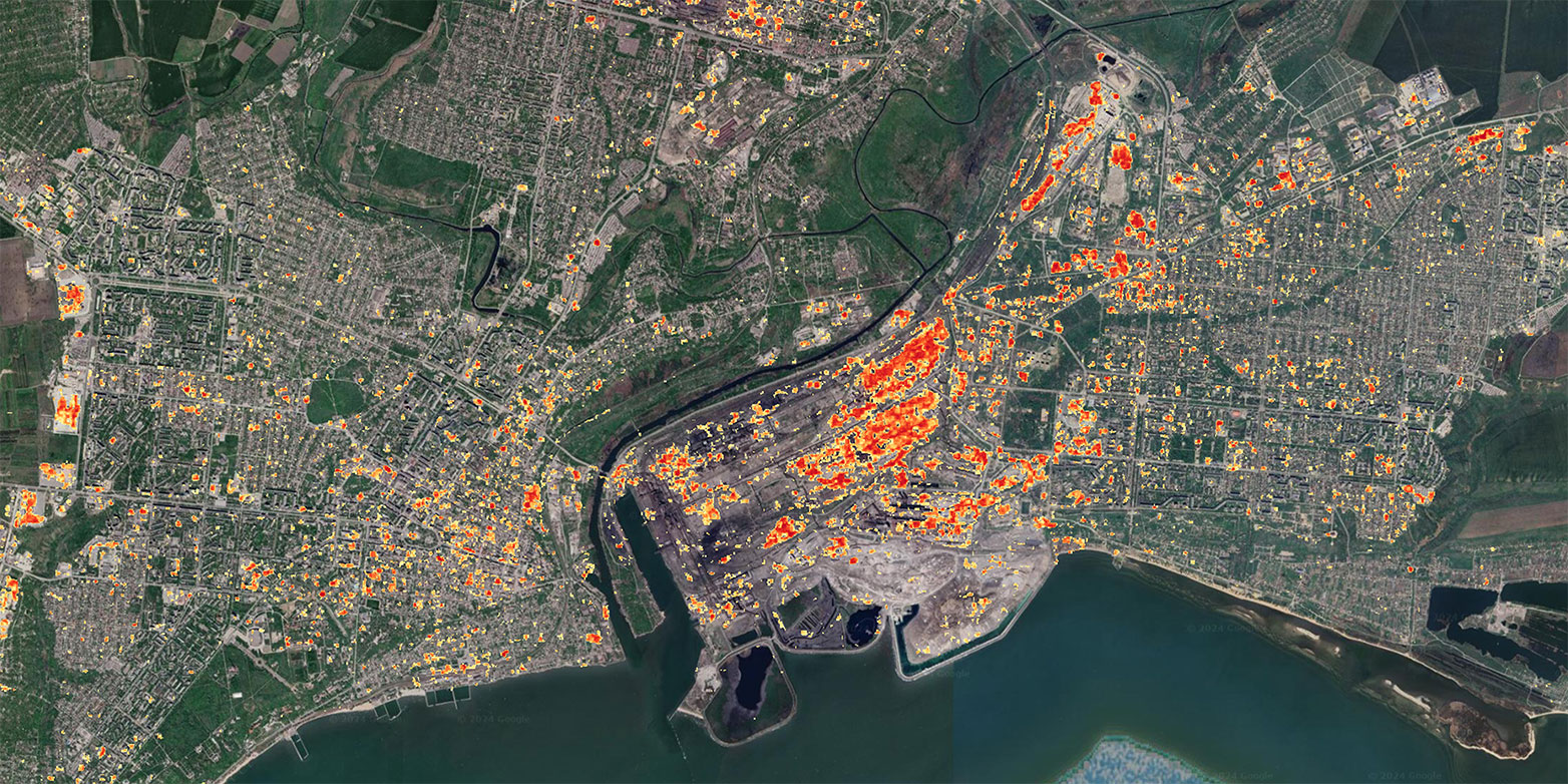 Ein Satellitenbild zeigt Trümmerfelder im Stabild von Mariupol in der Ukraine.