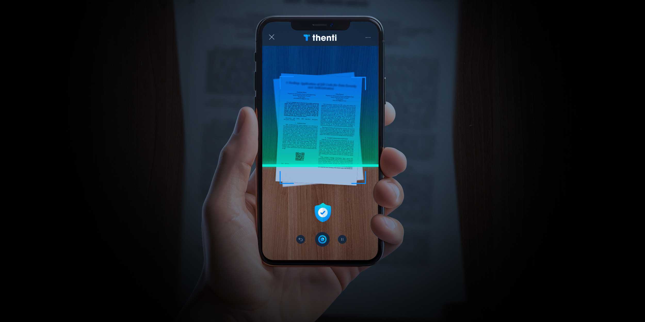 Mit dem Smartphone wird mit der thenti App ein Dokument gescannt.