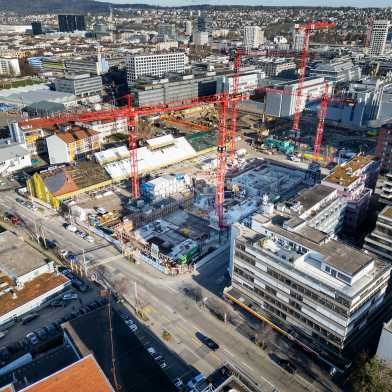 Koch Areal in Zürich-Altstetten aus der Luft, zeigt Baustelle mit Kranen.