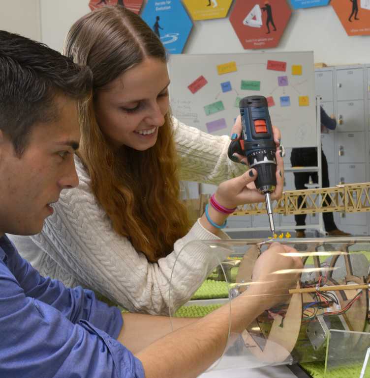 Vergrösserte Ansicht: Studierende der Maschineningenieurwissenschaften bauen und testen ein System