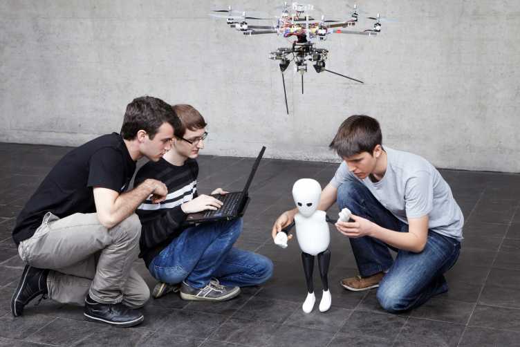 Vergrösserte Ansicht: Studierende der Maschineningenieurwissenschaften bringen einem Puppenroboter das Laufen bei