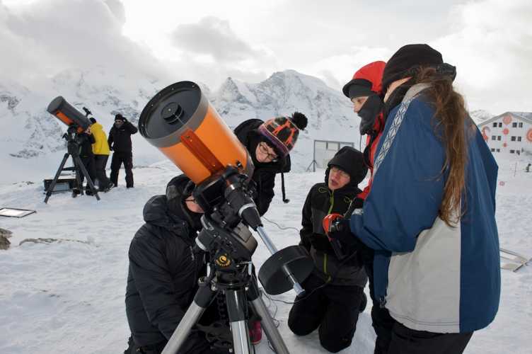 Astrowoche: Physikstudierende beobachten den Himmel mit einem Teleskop