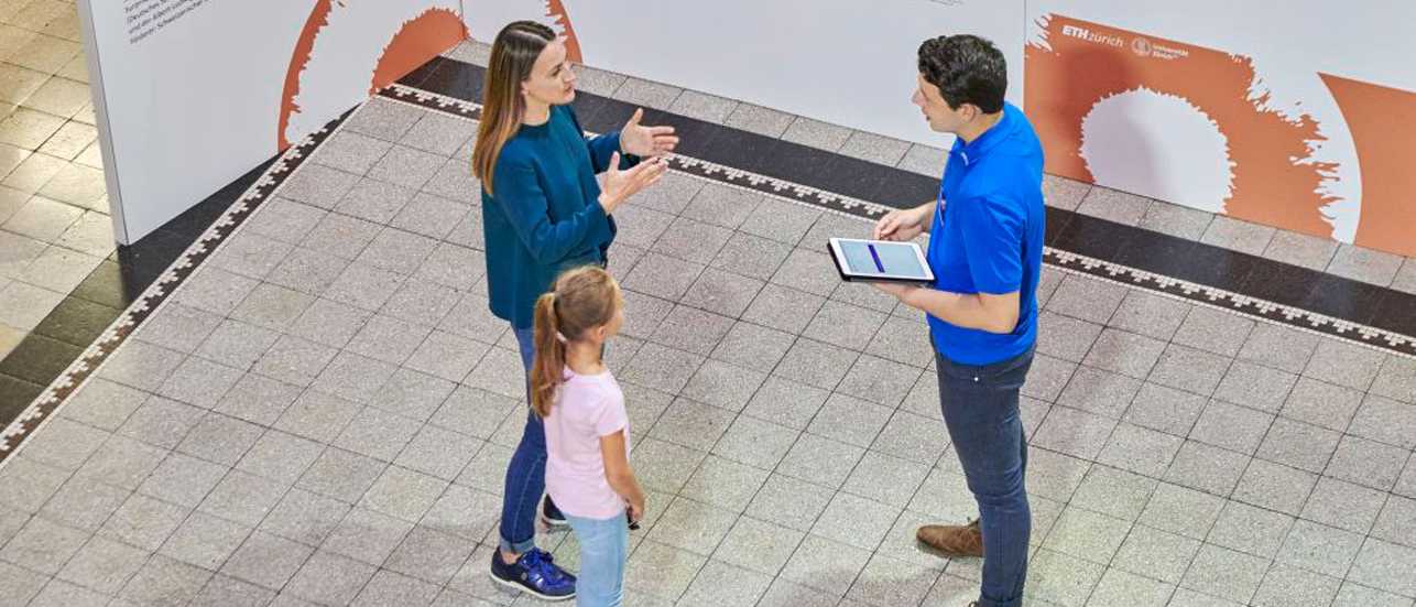 ETH visitors talking to a student helper