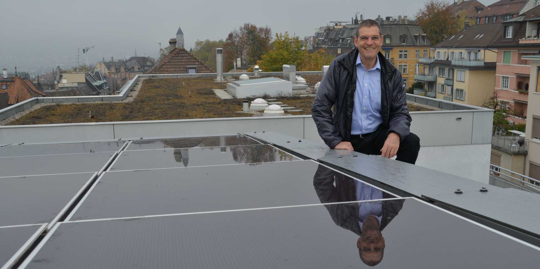 Enlarged view: Prof. Leibundgut with new hybrid collector devel-oped at ETH, which serves as a photovoltaic system that delivers solar power