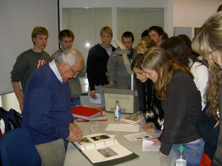 Enlarged view: Gabor Hirsch, a survivor of the Auschwitz concentration camp, discusses his story with pupils in Januar 2007. (Photo: ETH Zurich/Archives of Contemporary History)