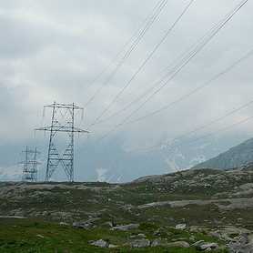 Strommasten in Gadmen, Kanton Bern