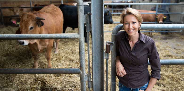 Enlarged view: Carla Soliva, research director of Agrovet-Strickhof, with cattle from the Strickhof farm. (Photo: ETH Zurich/Alessandro Della Bella)