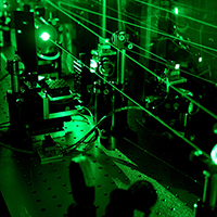 Teil der Laseranlage, die für das Experiment zur Bestimmung der Deuterongrösse benötigt wird. Hier werden unsichtbare infrarote Laserpulse in grünes Laserlicht umgewandelt. (Foto: Paul Scherrer Institut/A. Antognini und F. Reiser)