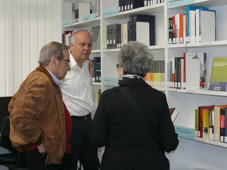 Gregor Spuhler with guests in the reading room.