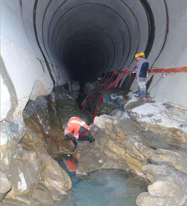Erosion of the sediment bypass tunnel invert in Palagnedra (TI). 