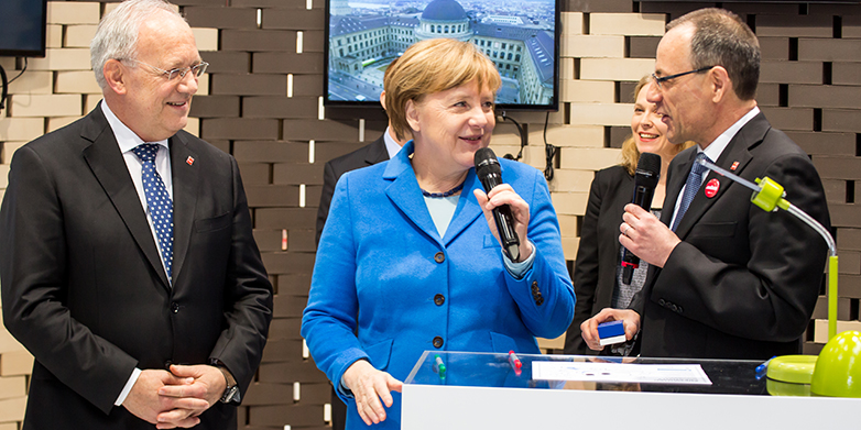 Angela Merkel has tested at the CeBIT an augmented reality game developed by ETH Zurich researchers in the presence of Johann Schneider-Ammann and Lino Guzzella. 