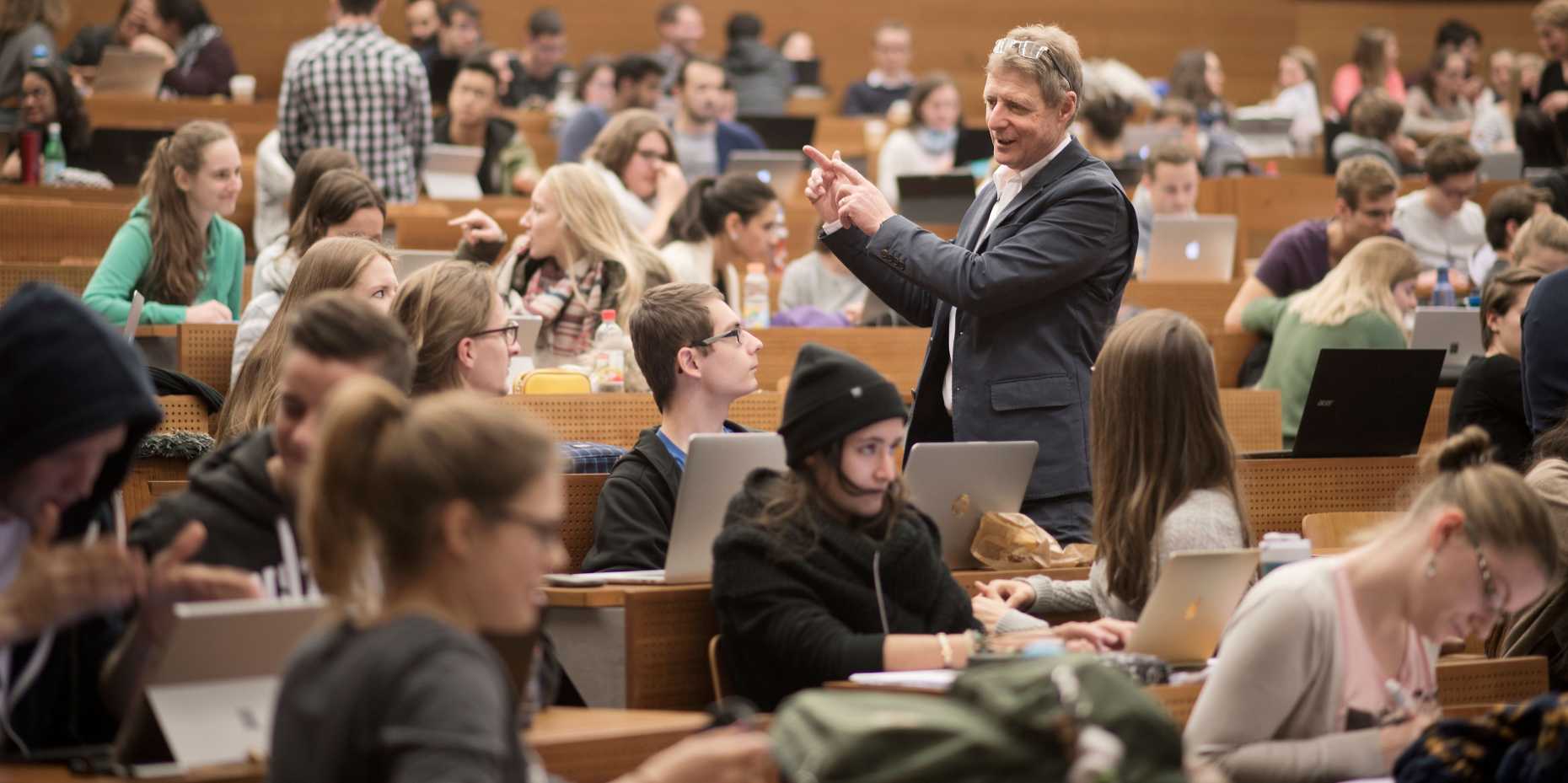 ETH Professor Ernst Hafen with his students (Photograph: Simon Tanner)