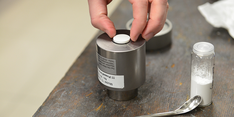 Enlarged view: A ceramic sample compacted at room temperature in an ETH Zurich lab.
