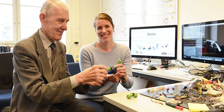 Enlarged view: <span lang="en"> Olga Sorkine presents one of her inventions to Max Rössler: a versatile joystick, whose movements and twists animate a figure on the screen. (Photograph: ETH Zurich / Peter Rüegg)