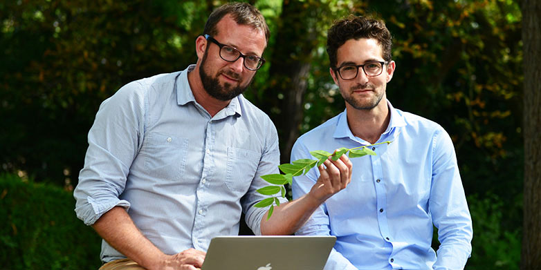Marc Vogt and Alain Bachmann want to tackle the problem of invasive neophytes at the root. (Photograph: ETH Zurich / Peter Rüegg)