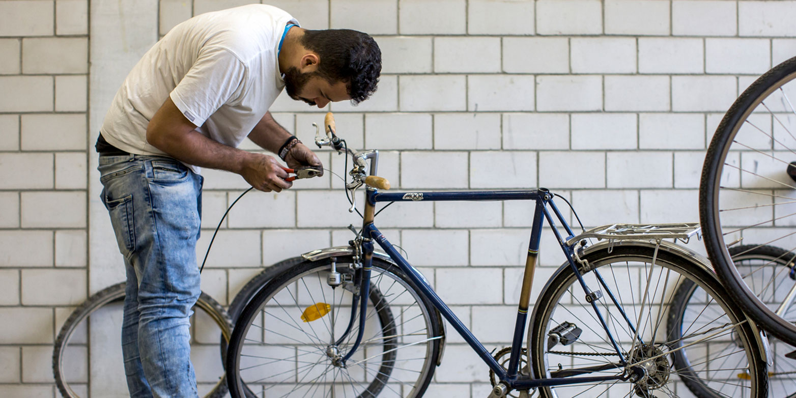 Enlarged view: In the bicycle studio: A new algorithm makes a concrete recommendation about which canton a refugee will be most likely to find work in. (Photo: Keystone)