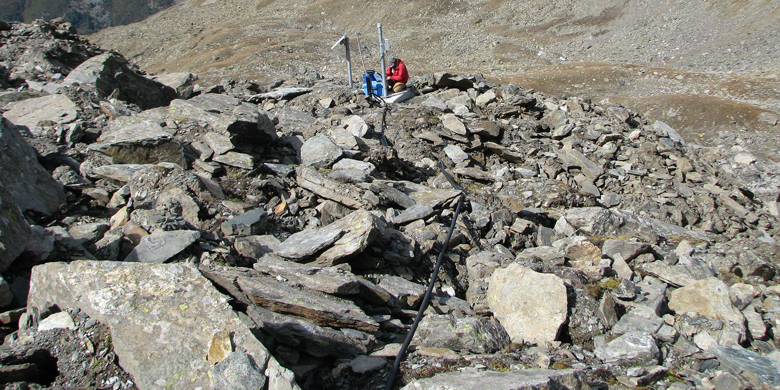 Enlarged view: Nothing stands still for long here: measurement station on the rock glacier at the foot of the Furggwanghorn mountain (Thomas Buchli / ETH Zurich)