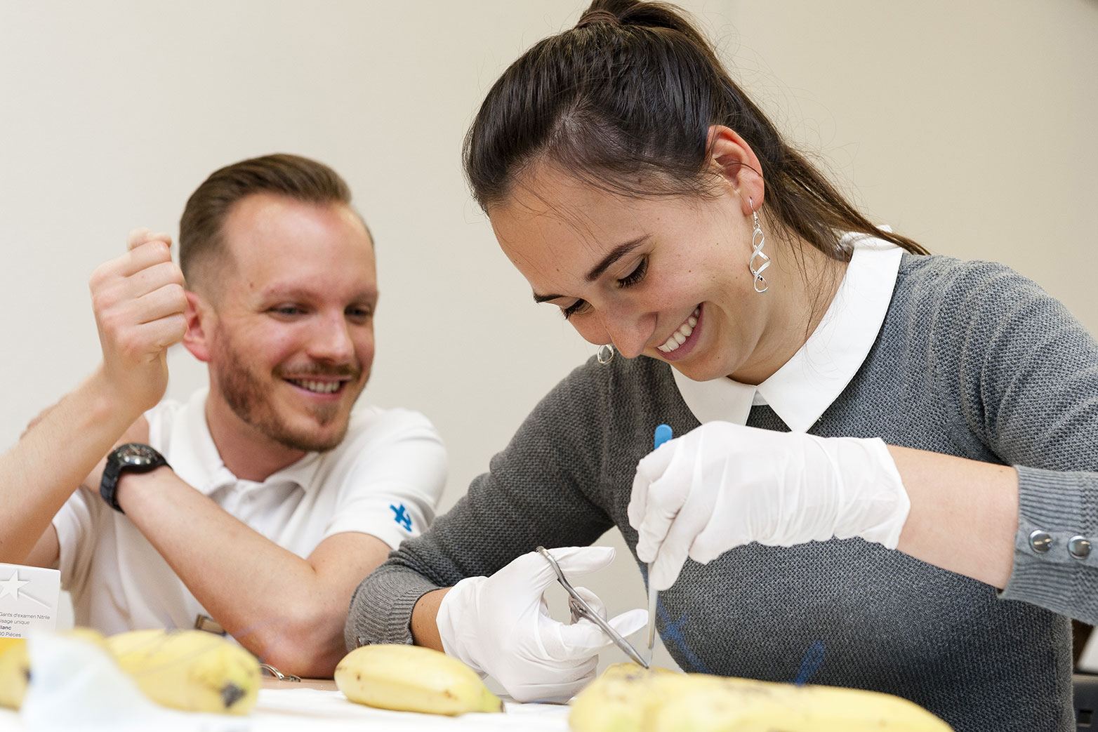 Enlarged view: Banana as a training object: as early as in the first week an ETH medical student learns to sew a wound.&nbsp;(Image: Patt Wettschein, www.photoproduction.ch)