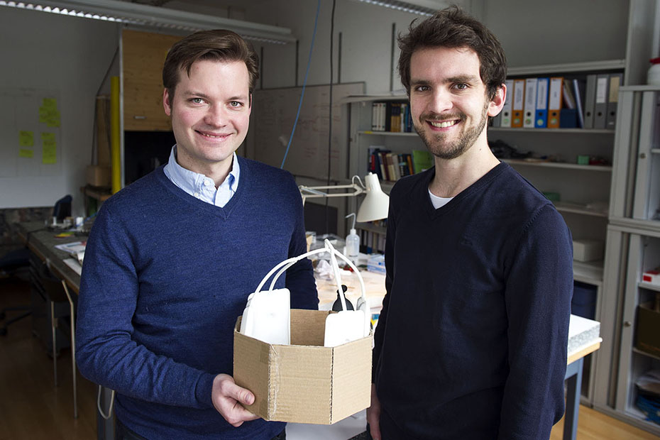 Jannis Fischer (left) and Max Ahnen with a simple model of the head part of their BPET scanner. (Photograph: Florian Bachmann / ETH Zurich)
