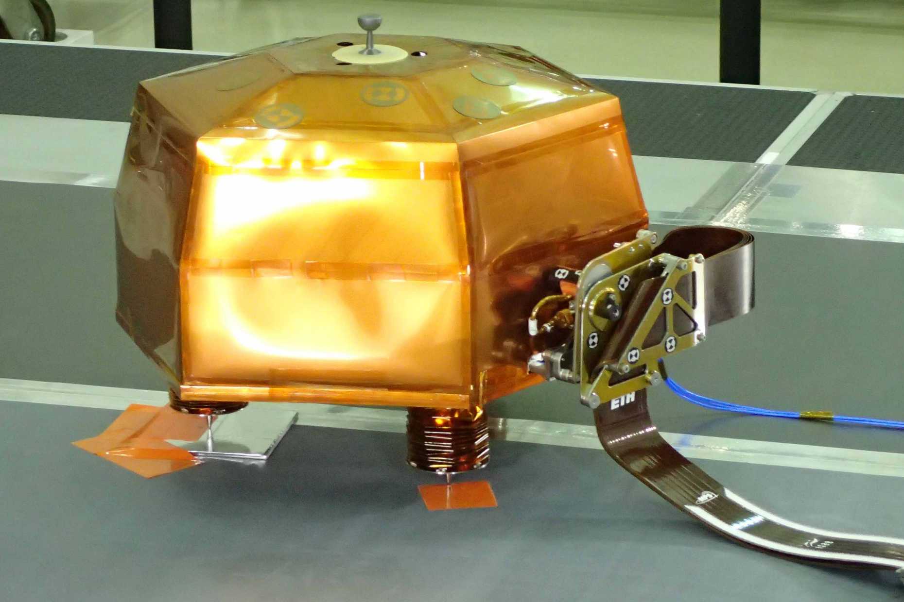 Enlarged view: The seismometer that is supposed to detect seismic waves on Mars.