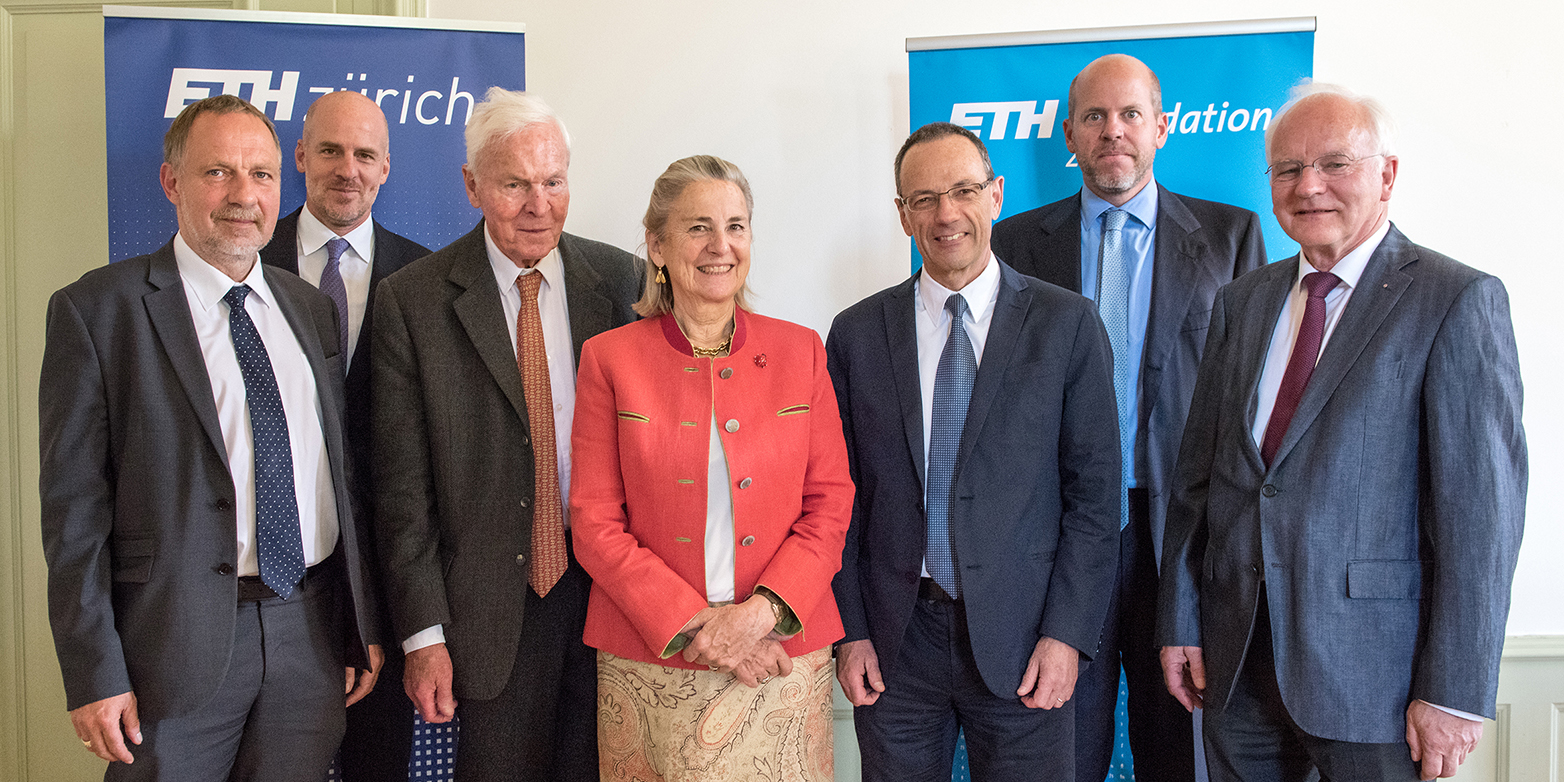 Their donation will provide ETH with a new cryo-electron microscope: August von Finck (third from left) together with his wife Francine von Finck and his sons Maximilian (left, 2. row) and François (right, 2. row) at the contract signing with ETH President Lino Guzzella (third from right), ETH Vice President Detlef Günther (first from left) and biology professor Hans Hengartner. (Photograph: ETH Zurich Foundation / Eline Keller Soerensen)