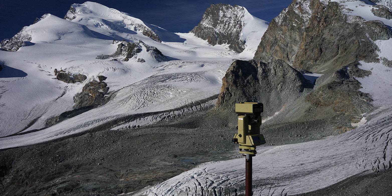 Enlarged view: Glacier observation under the spell of several Valais four-thousand-metre peaks. (Photograph: GLAMOS)