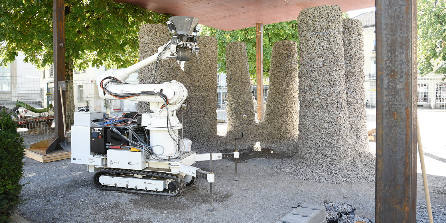 Enlarged view: The robot processes gravel and string into stable columns. (Photograph: Gramazio Kohler Research / ETH Zurich)