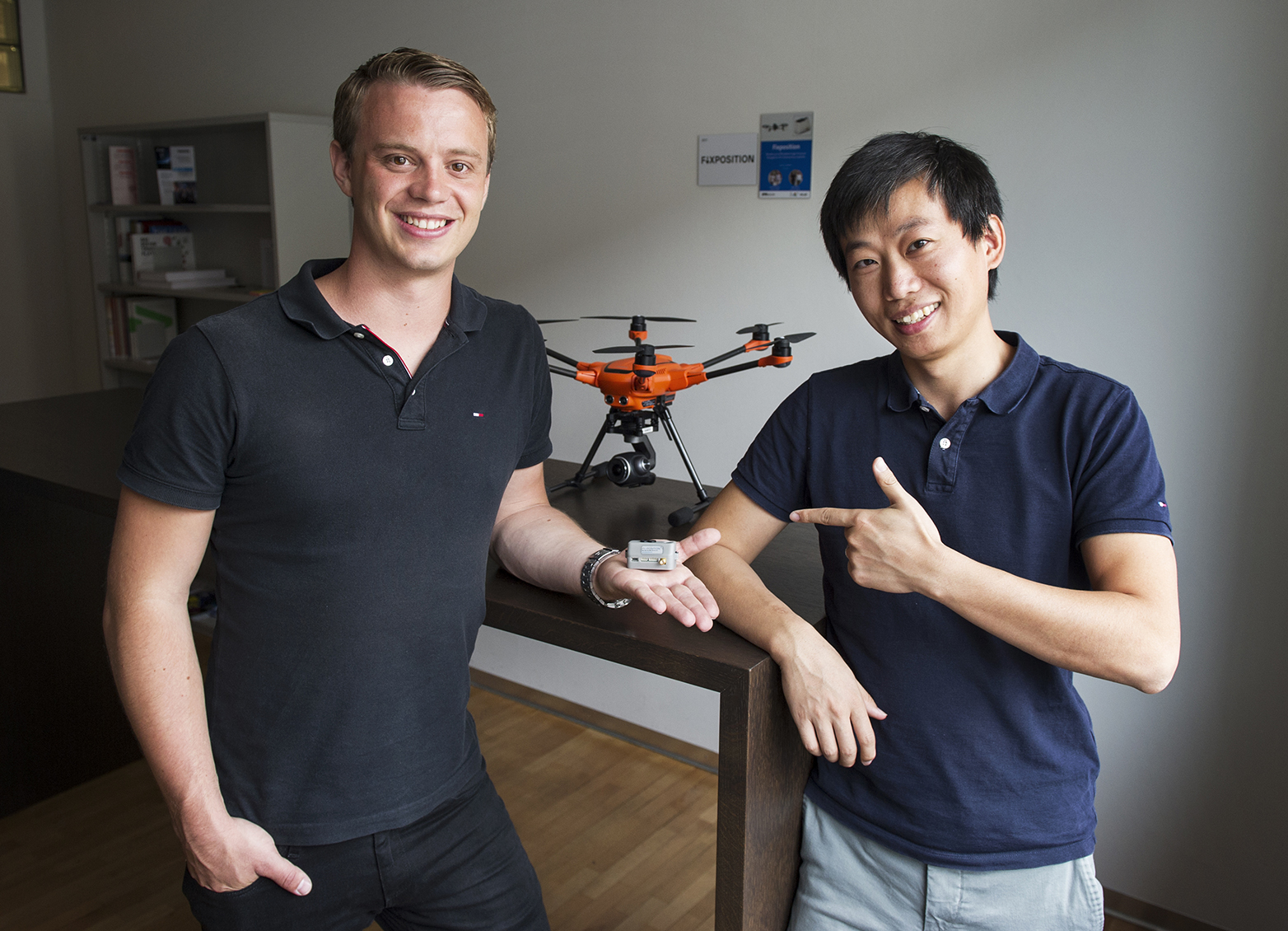 Enlarged view: They have big plans for their little device: Lukas Meier and Zhenzhong Su. ( Photograph: Florian Bachmann / ETH Zurich )