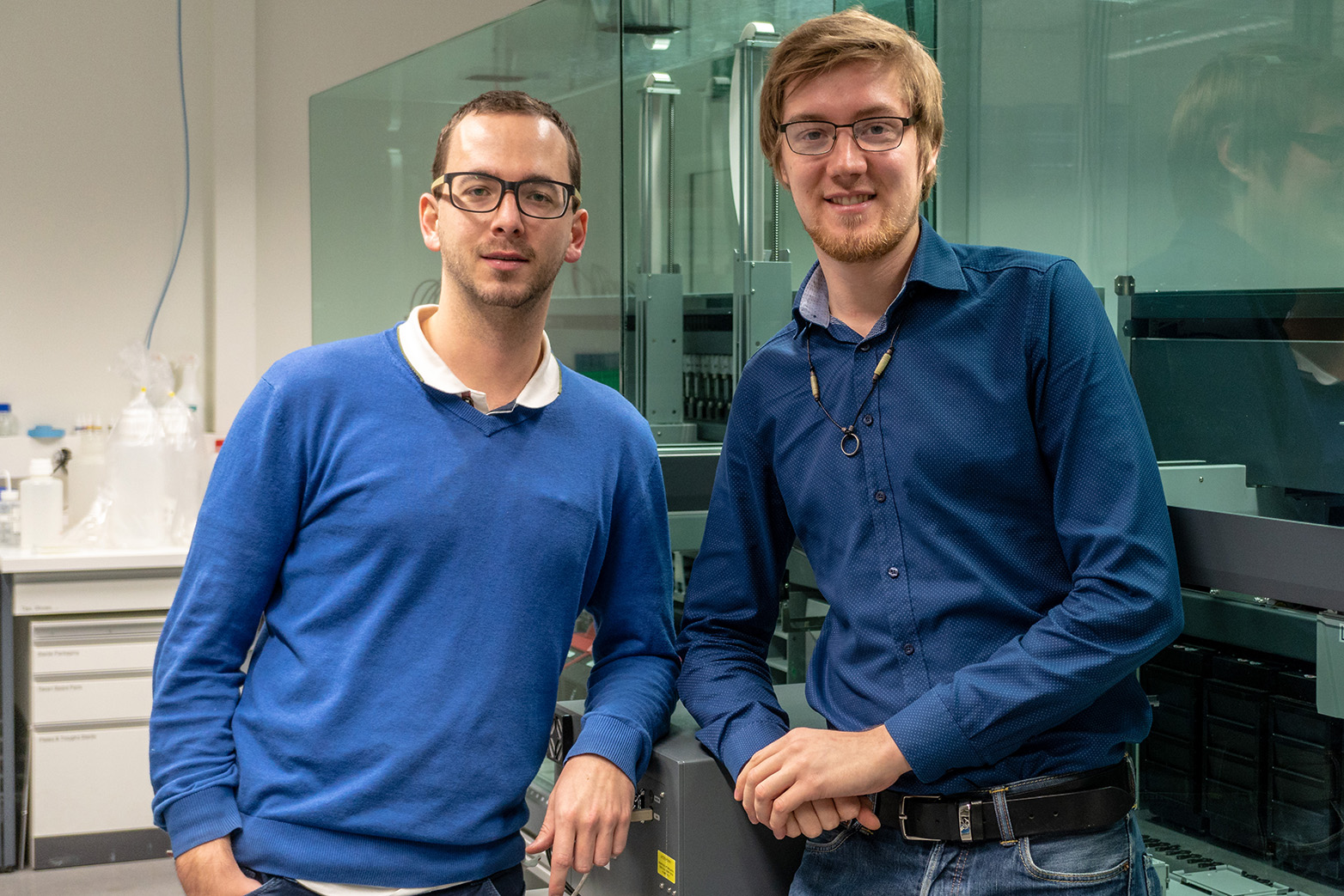 With their enterprise, Oskari Vinko (r.) and Maximilian Schulz (l.) want to automate lab processes (Photograph: Andrea Schmits/ETH Zürich)
