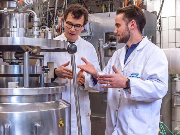 Leandro Buchmann and Lukas Böcker, two doctoral students of Professor Alexander Mathys, will investigate the economic feasibility of microalgae as an alternative protein source. (Photo: Rainer Spitzenberger)