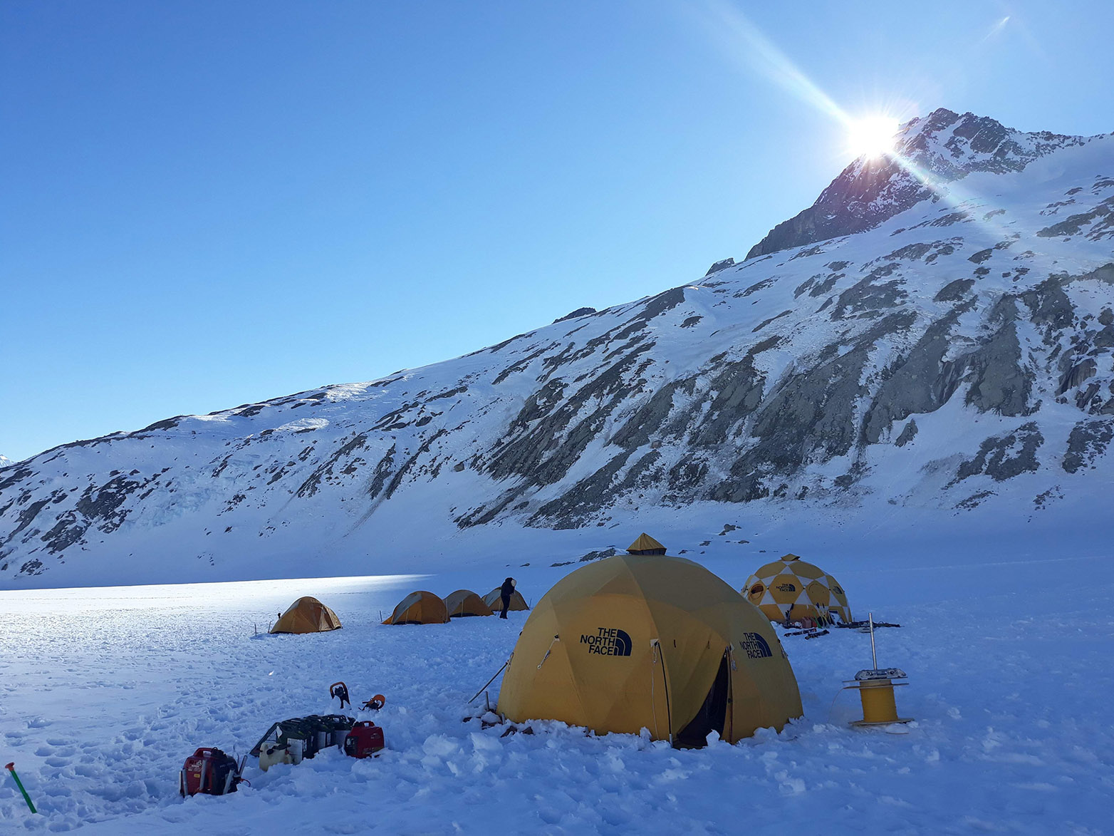 Enlarged view: In order to test their new method, the researchers lived in a base camp on the glacier for several days.