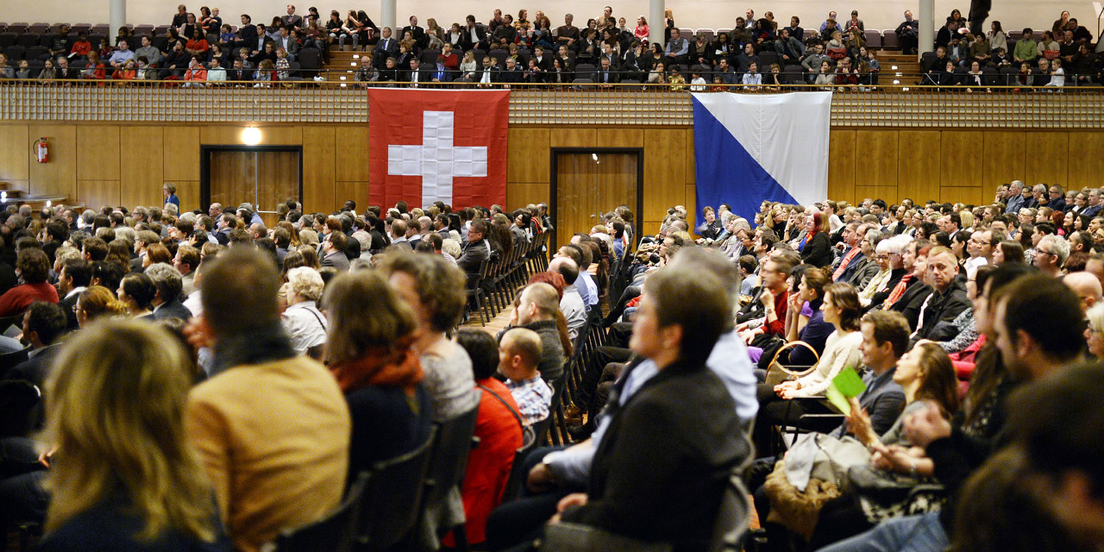 Enlarged view: Impressions from the Zurich naturalization ceremony in the Kongresshaus. According to a study by the Immigration Policy Lab, naturalization catalyzes integration. (Photo: Keystone / Walter Bieri)