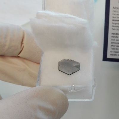 A molybdenum ditelluride crystal is shown. Wafer-thin layers of the crystal can be combined with two graphene layers to make up a vertical heterostructure. (Photo: ETH Zurich)