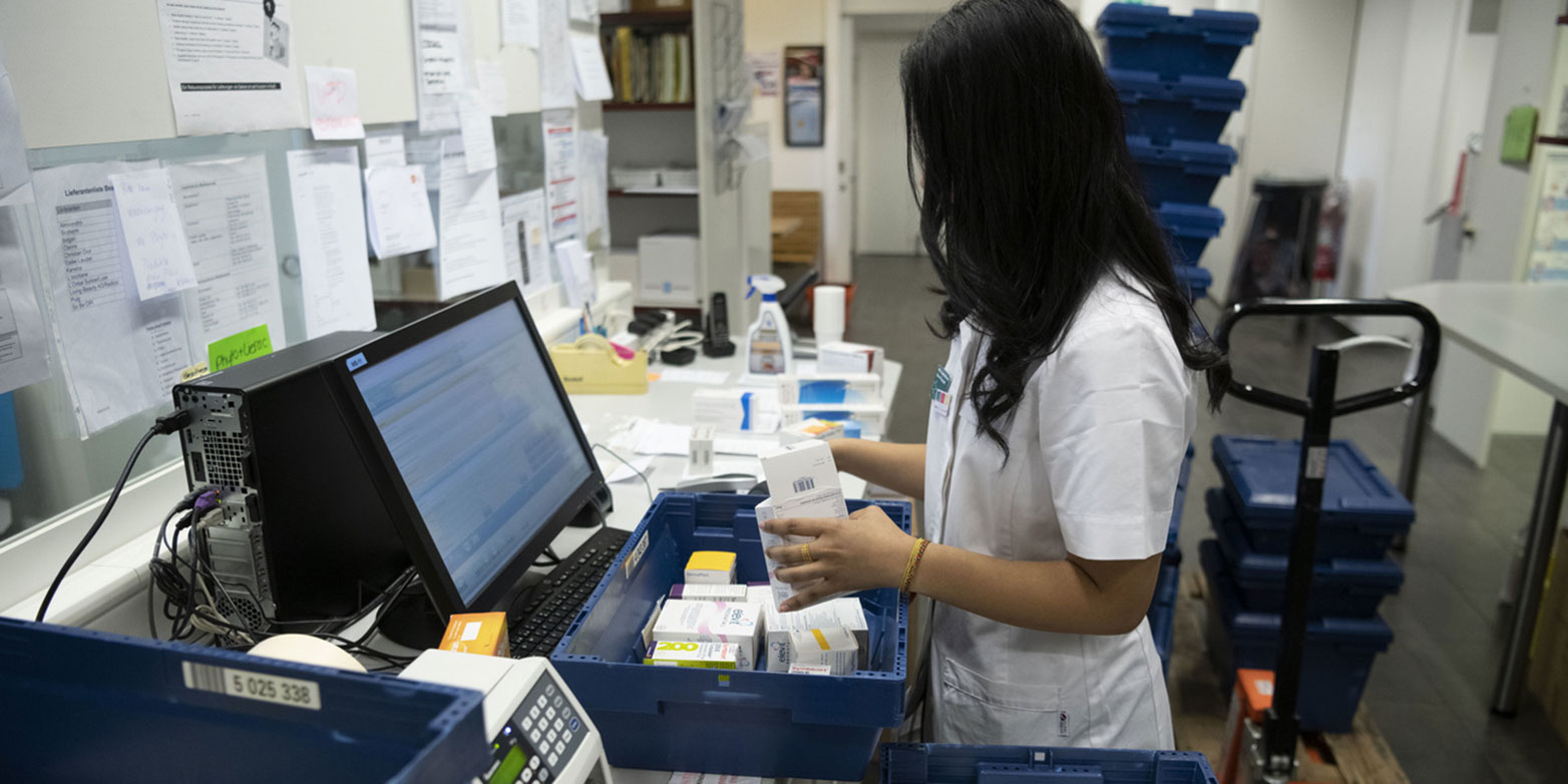 Enlarged view: Pharmacies are currently under a great deal of stress. A new platform connects them with pharmacy students who want to help staff. (Photo: Keystone)
