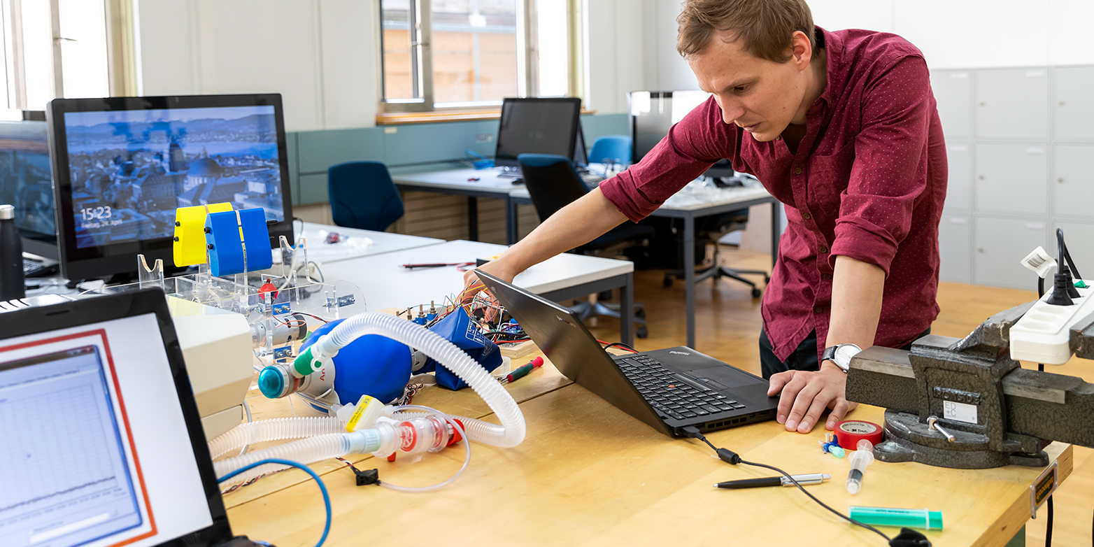 Enlarged view: Lukas Hewing, post-doctoral researcher with Melanie Zeilinger, works on the control of the ventilator. (Photograph: Nicola Pitaro / ETH Zurich)