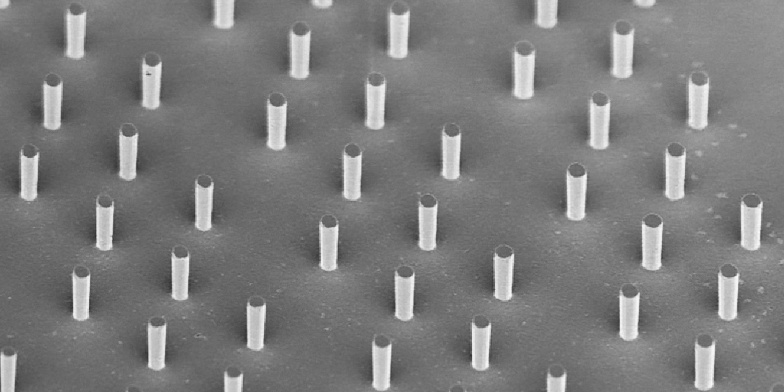 A few micrometer silicon columns under the electron microscope: Such structures make the material more elastic. (Photograph: Laszlo Pethö&nbsp;/ Empa )
