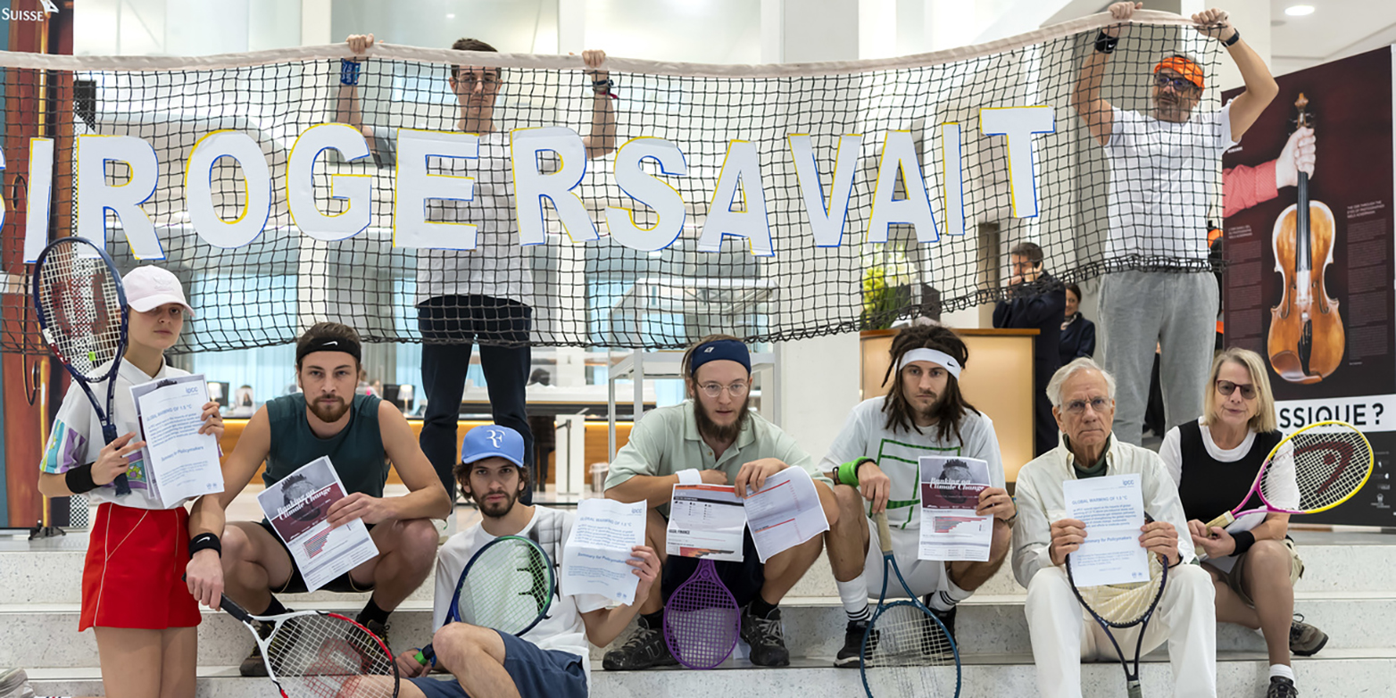 Point of contention: climate activists during their action in a bank branch. (Photograph: Martial Trezzini / Keystone-SDA)