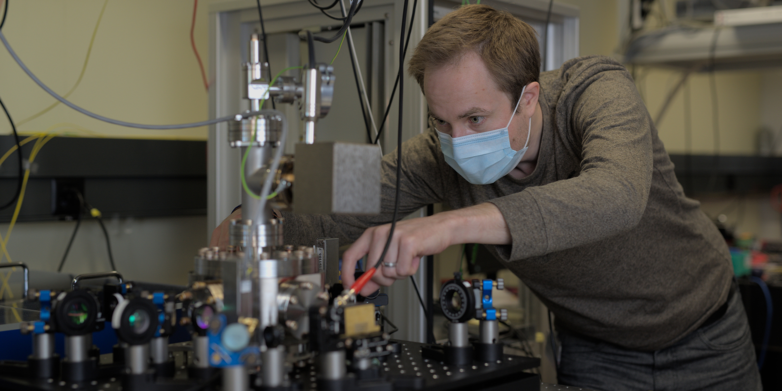 Dominik Husmann screws on the optical components