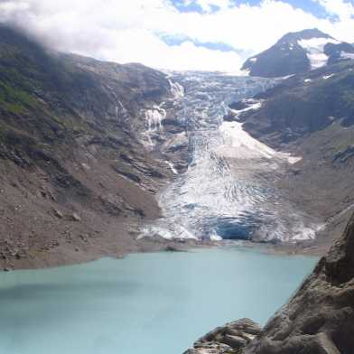 Trift glacier in the canton of Bern (Image: Wikimedia Commons/Thisisbossi)