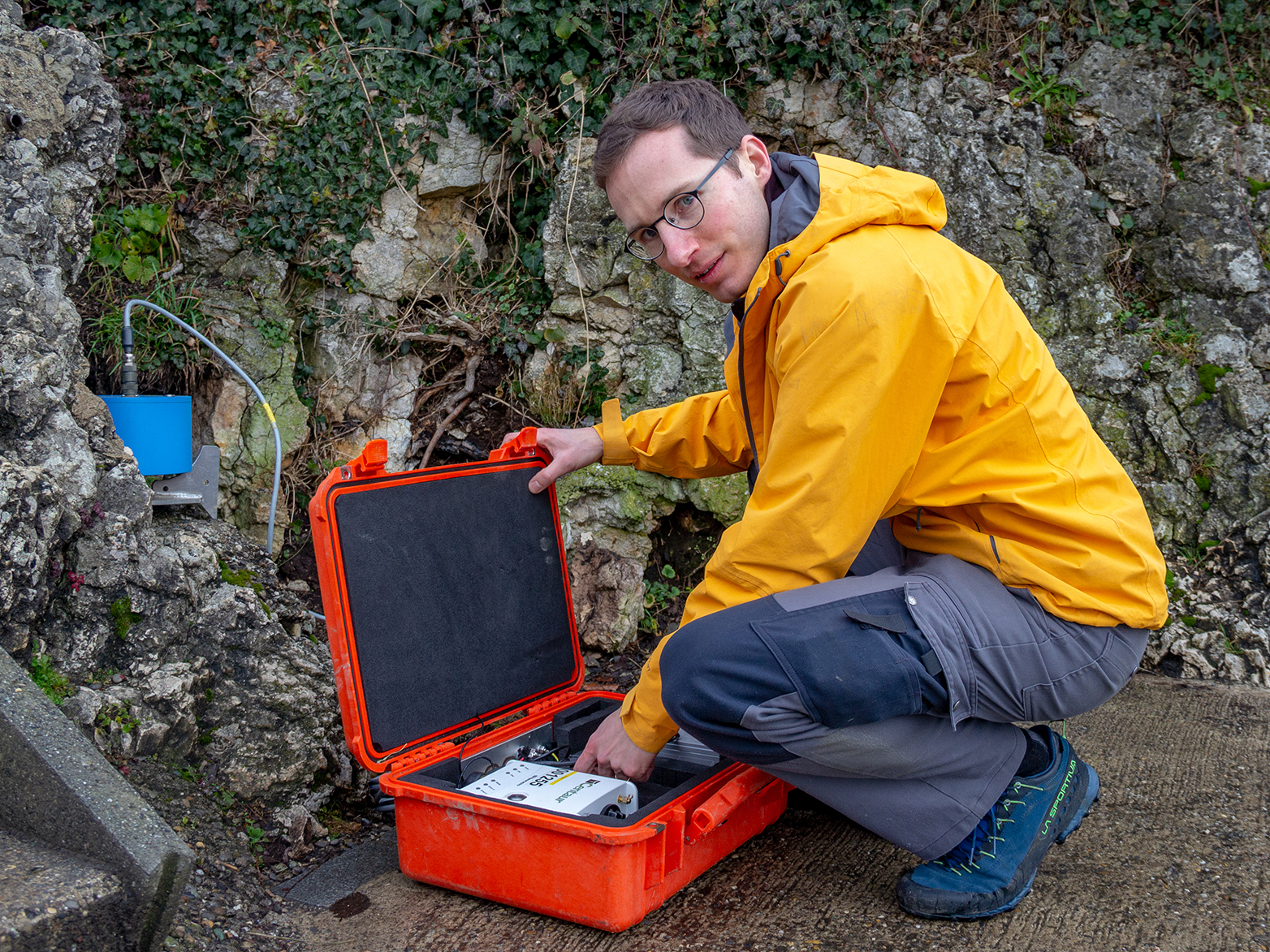 Mauro Häusler puts a mobile measuring station into operation