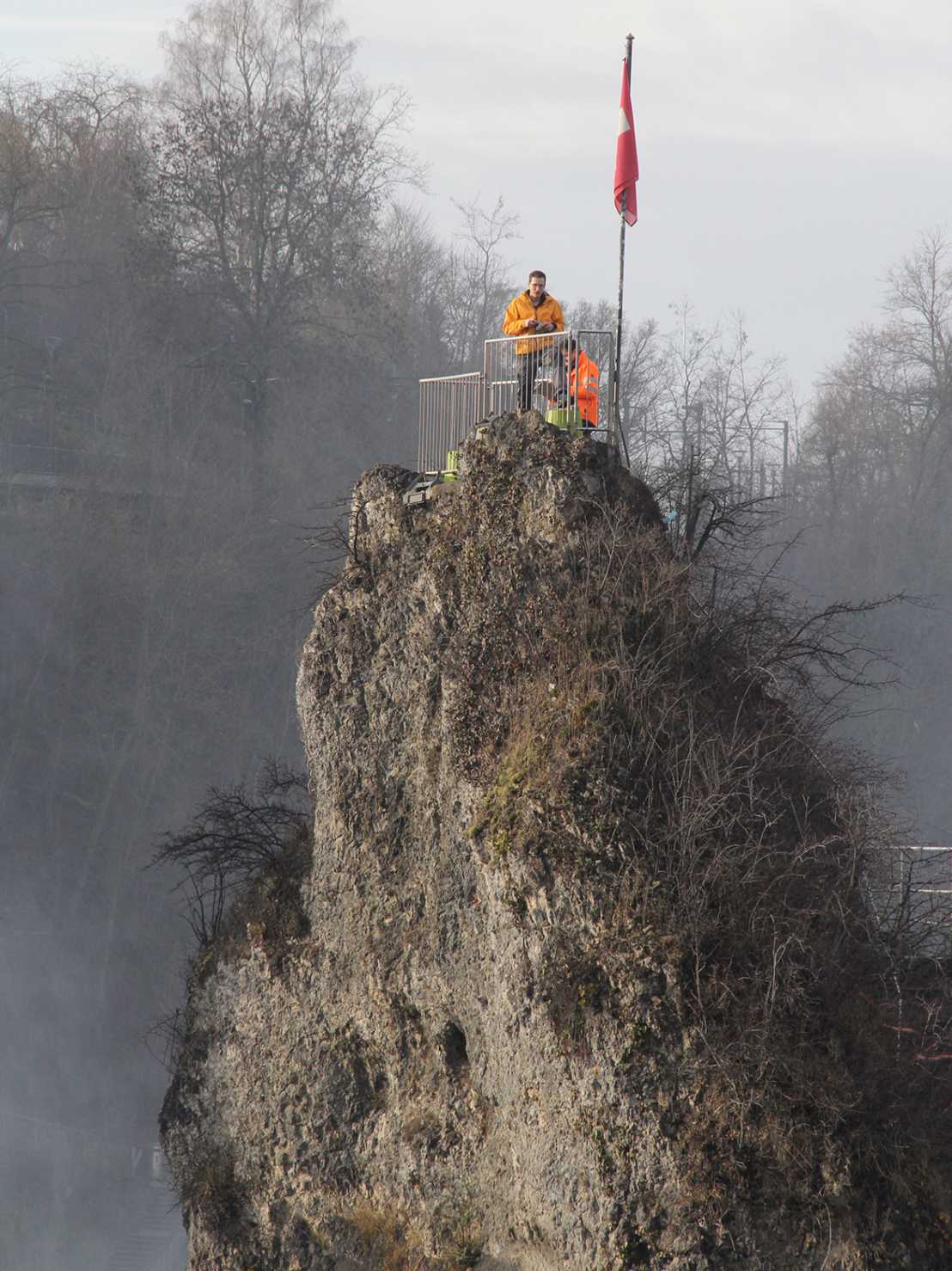 Mauro Häusler has set up a monitoring device on the visitor platform of the Rhine Falls Rock.