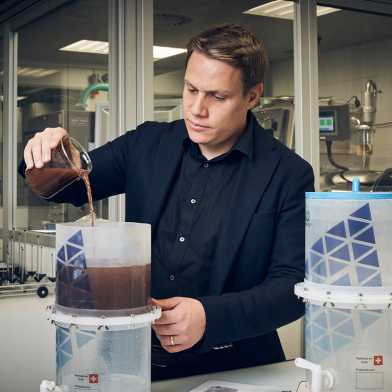 Olivier Gröninger demonstrates his water filter in the lab